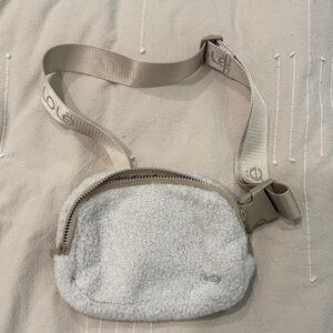 Lole Sherpa Belt Bag in Cream